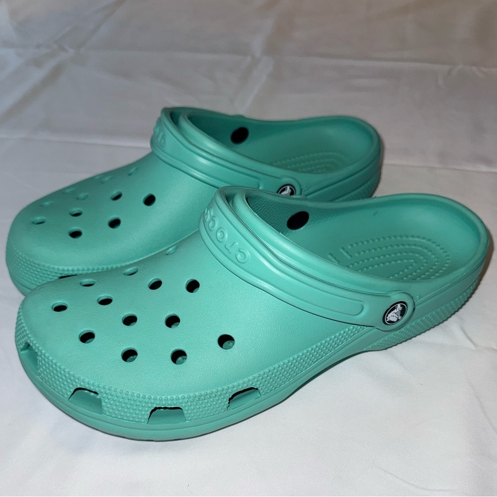 CROCS Women’s Classic Clog in Aqua/ Light Teal Size 10
